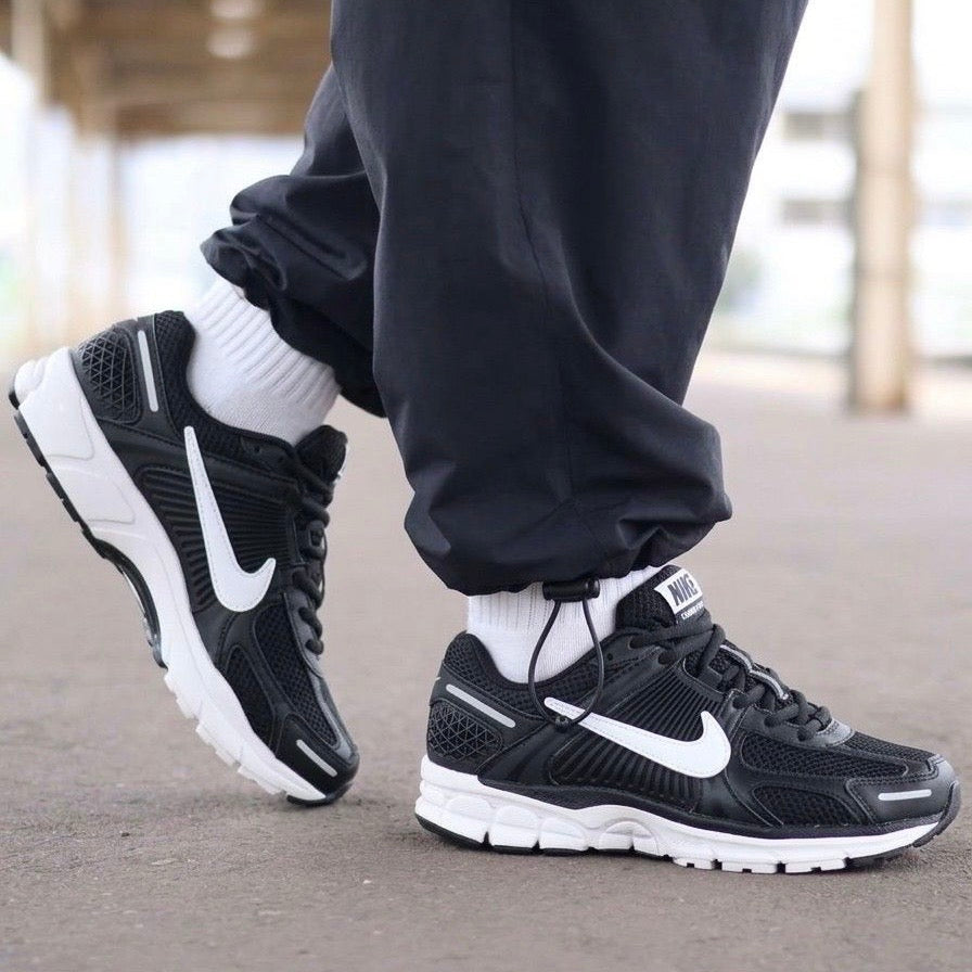 NIKE VOMERO 5 - ADULTOS