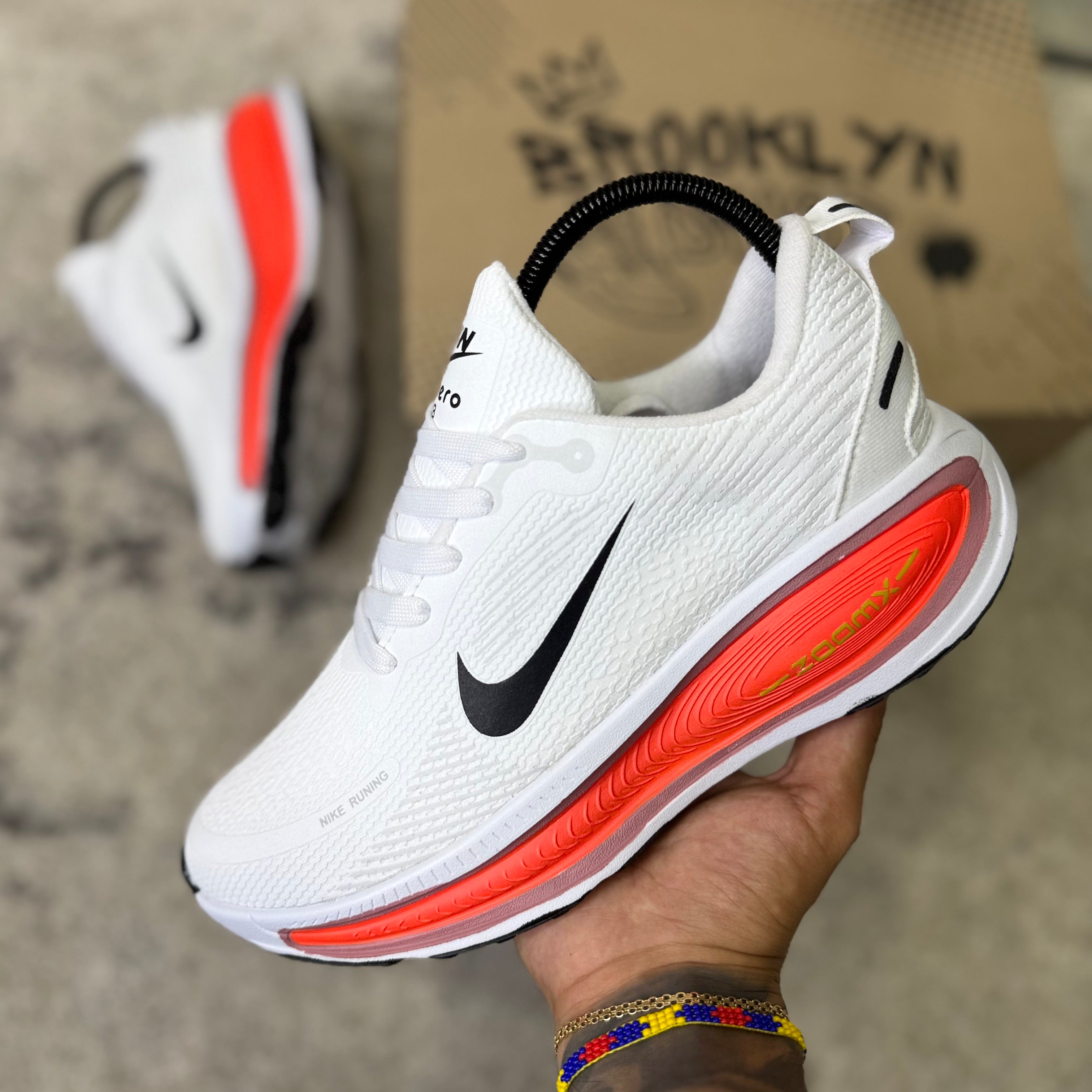 NIKE VOMERO 18 - BLANCO NARANJA