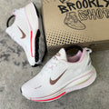 NIKE VOMERO 18 - BEIGE
