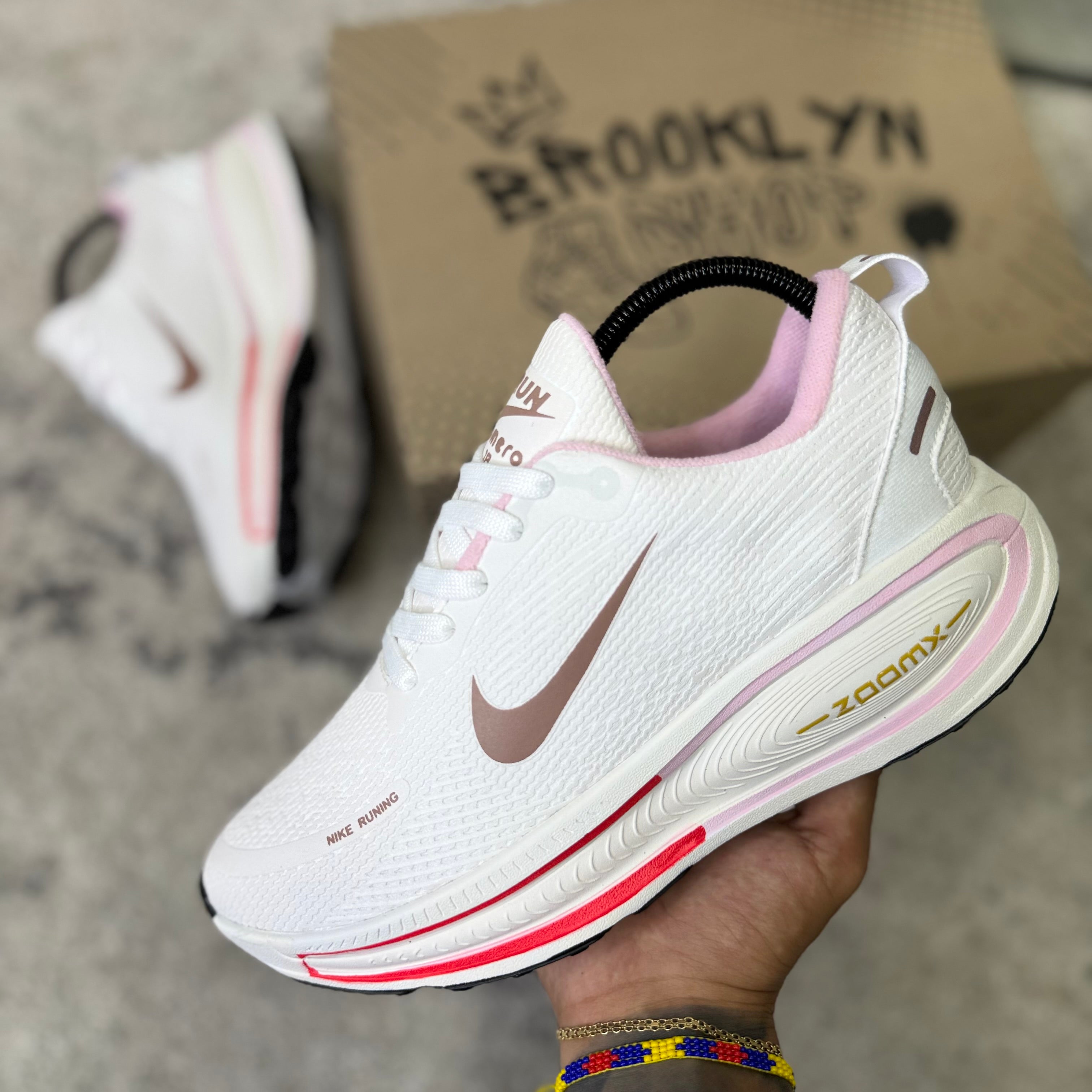NIKE VOMERO 18 - BEIGE