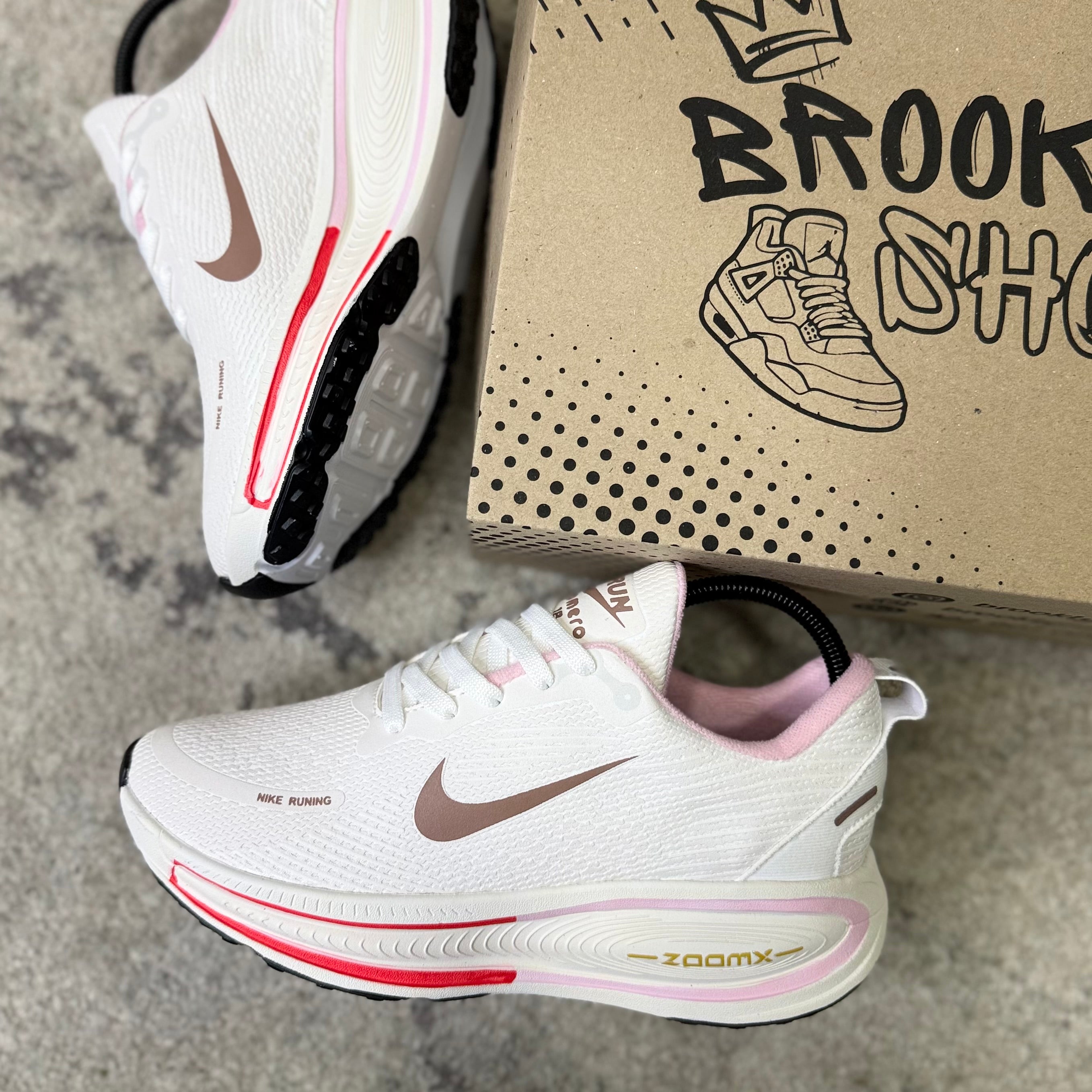 NIKE VOMERO 18 - BEIGE