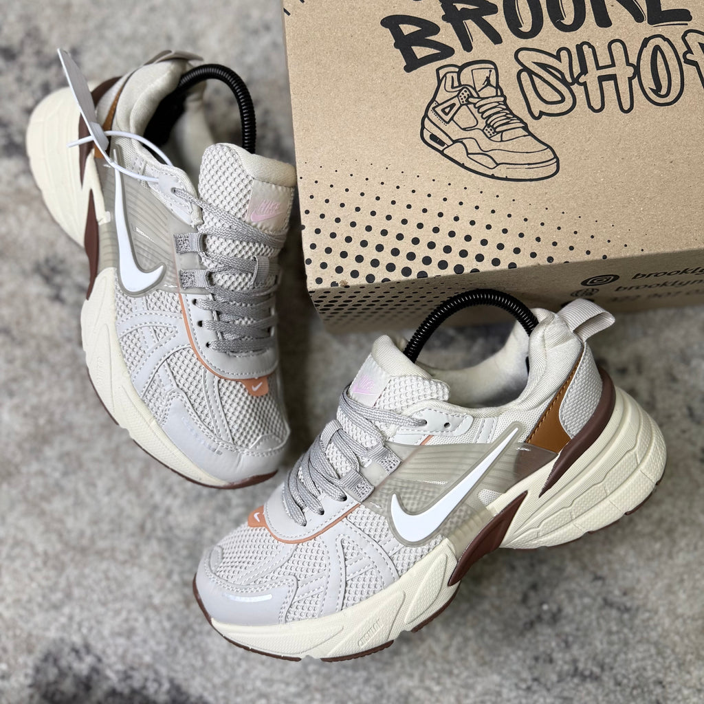 NIKE V2K RUN - BEIGE