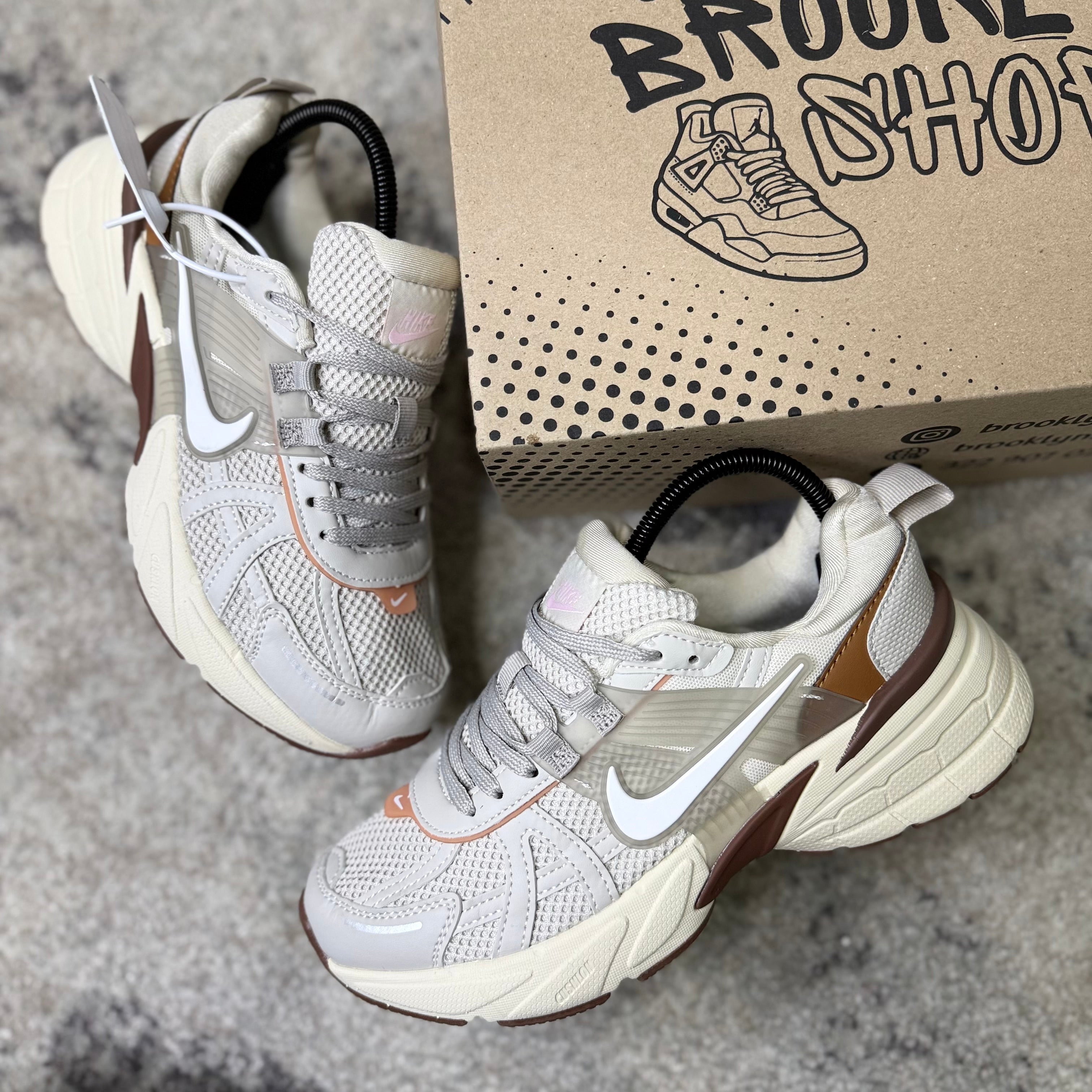 NIKE V2K RUN - BEIGE