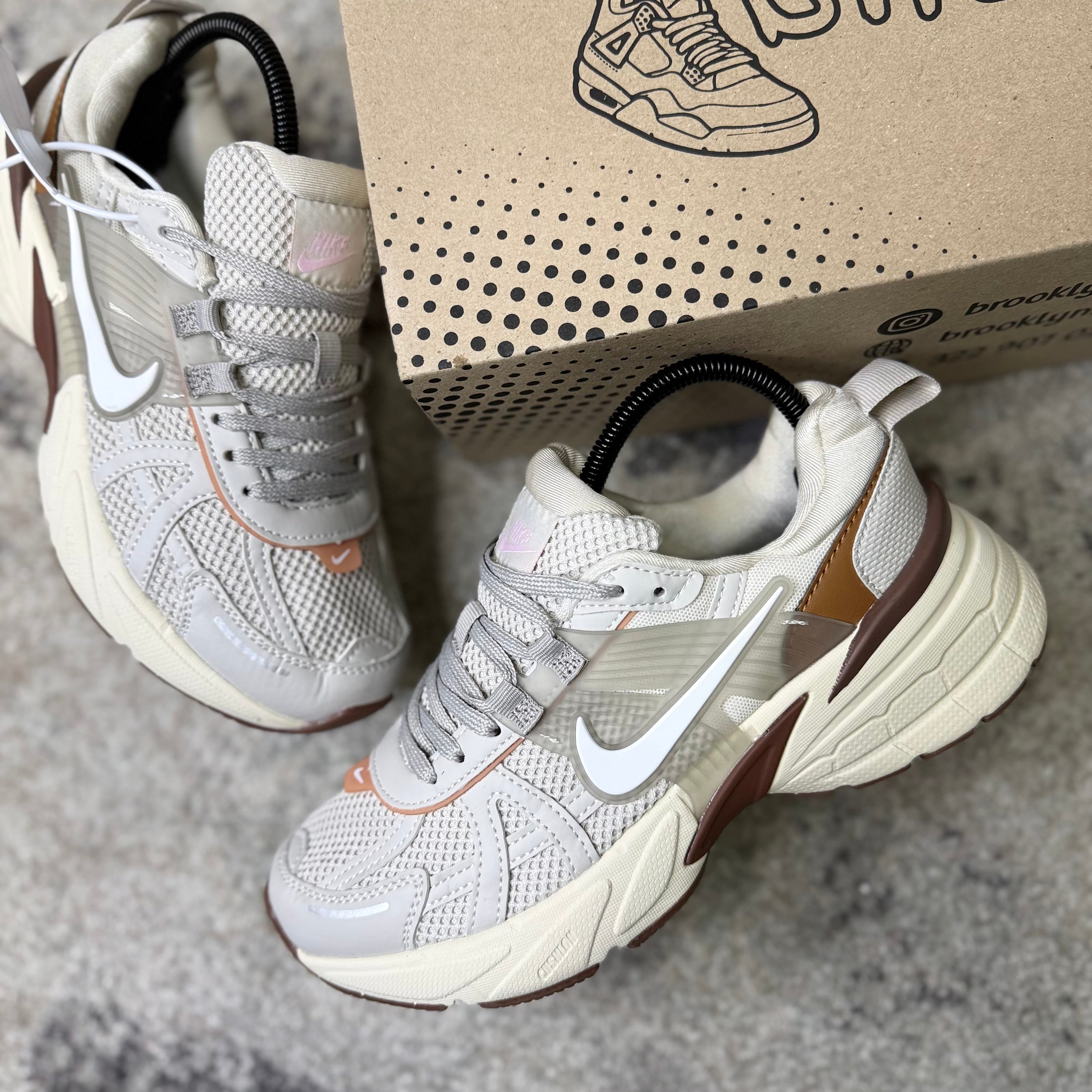 NIKE V2K RUN - BEIGE