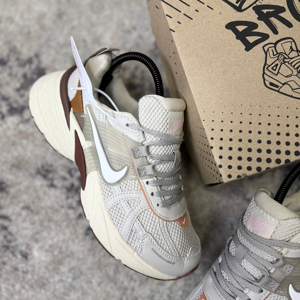 NIKE V2K RUN - BEIGE