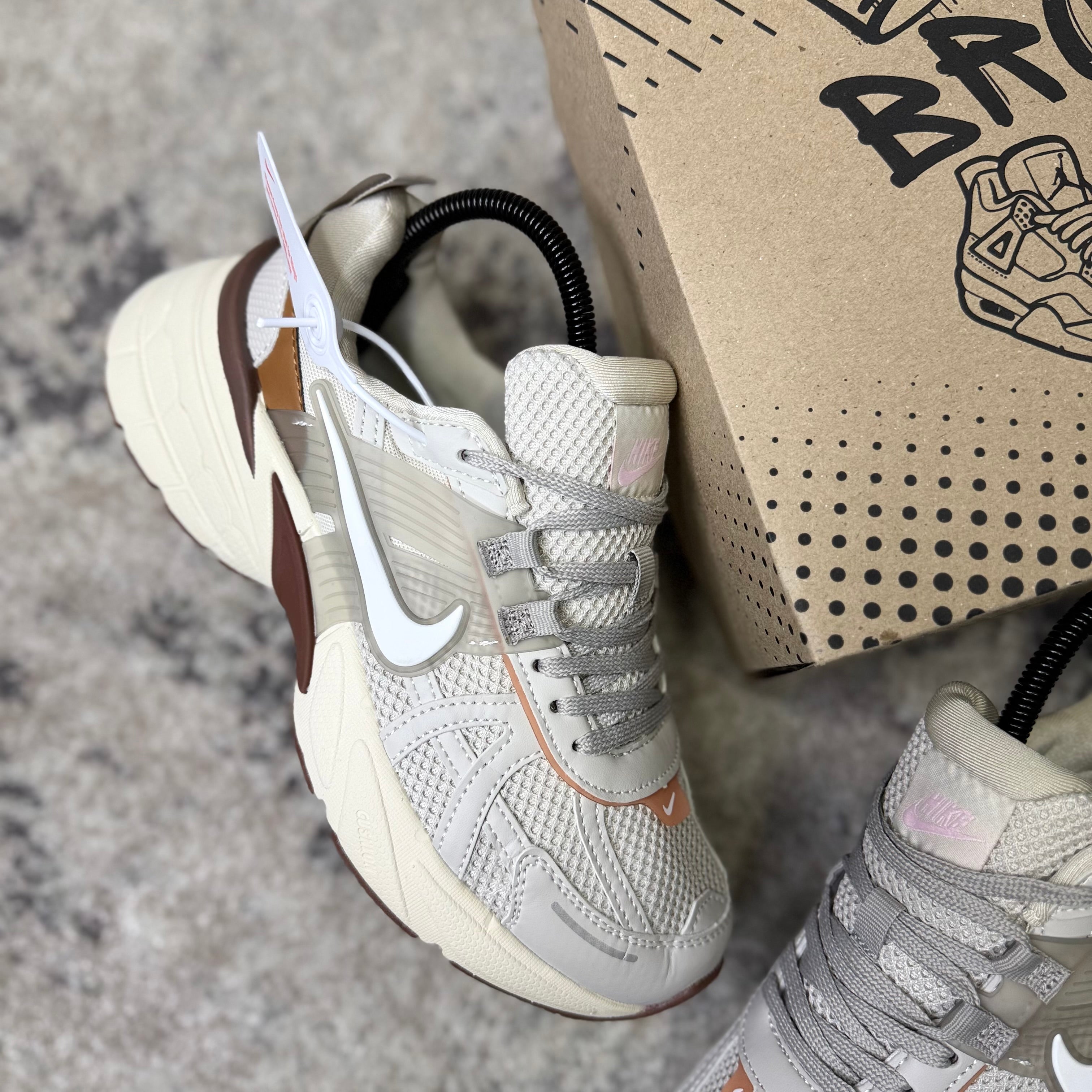 NIKE V2K RUN - BEIGE