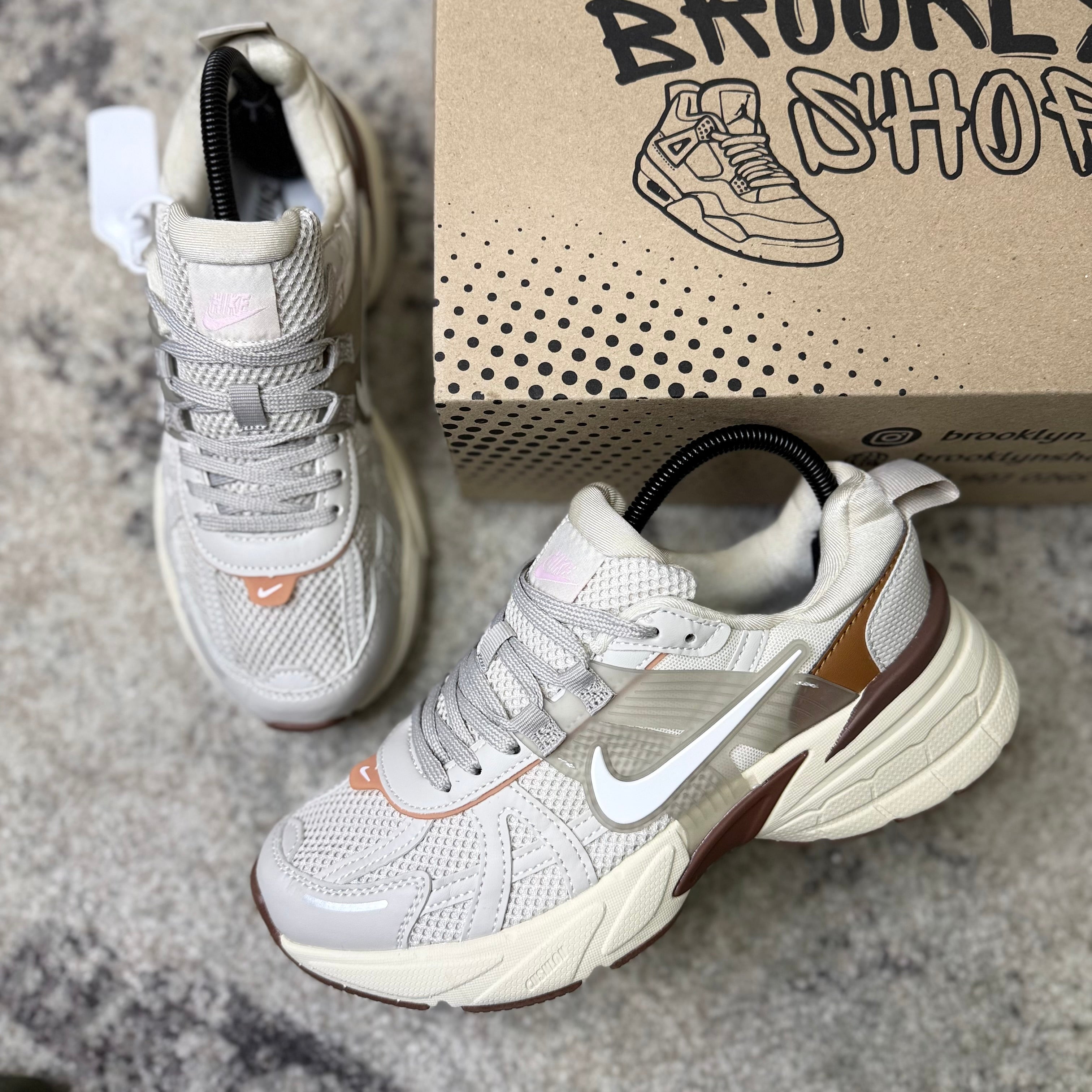 NIKE V2K RUN - BEIGE