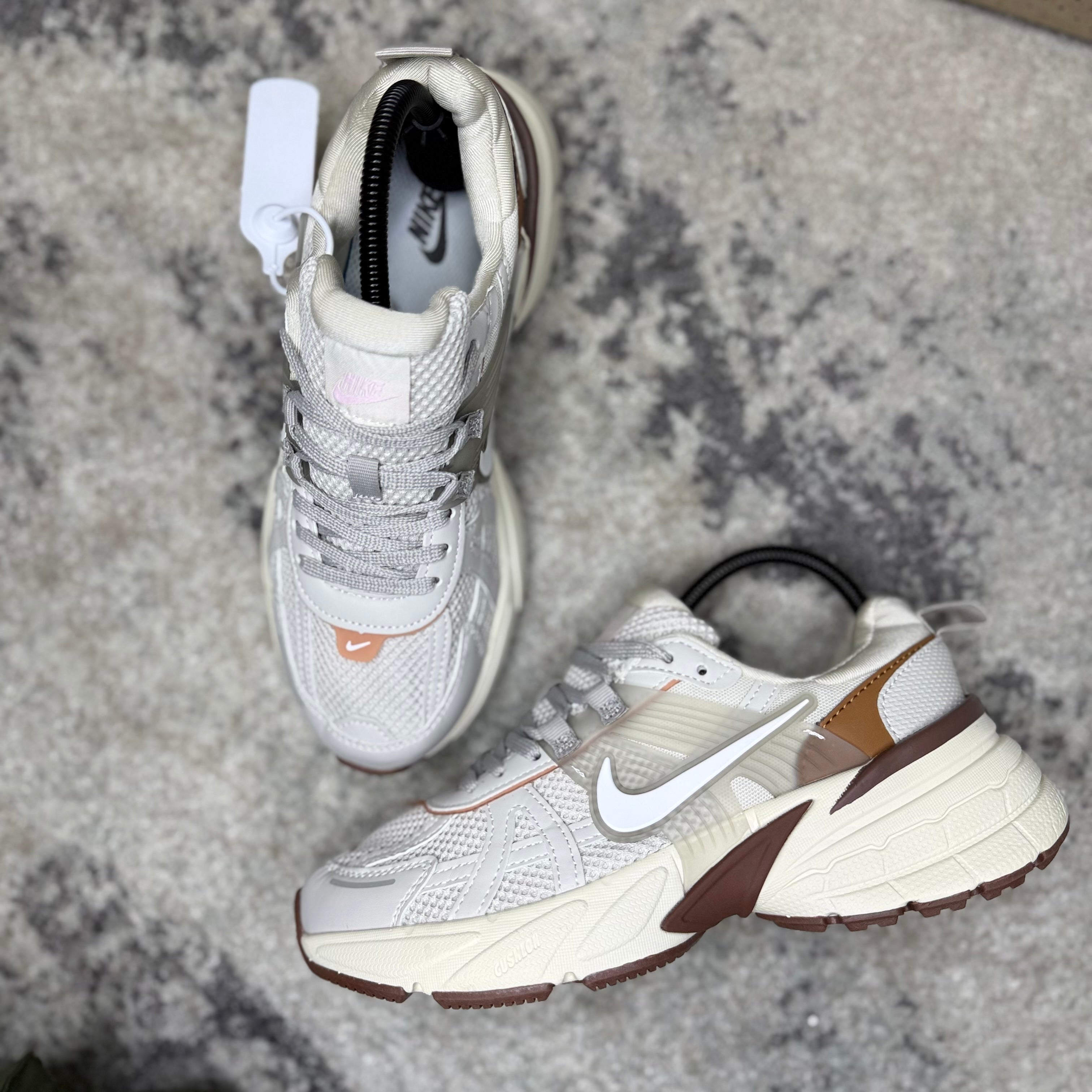 NIKE V2K RUN - BEIGE