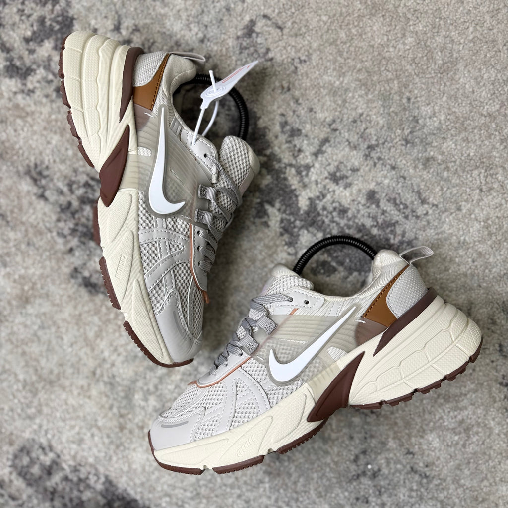 NIKE V2K RUN - BEIGE