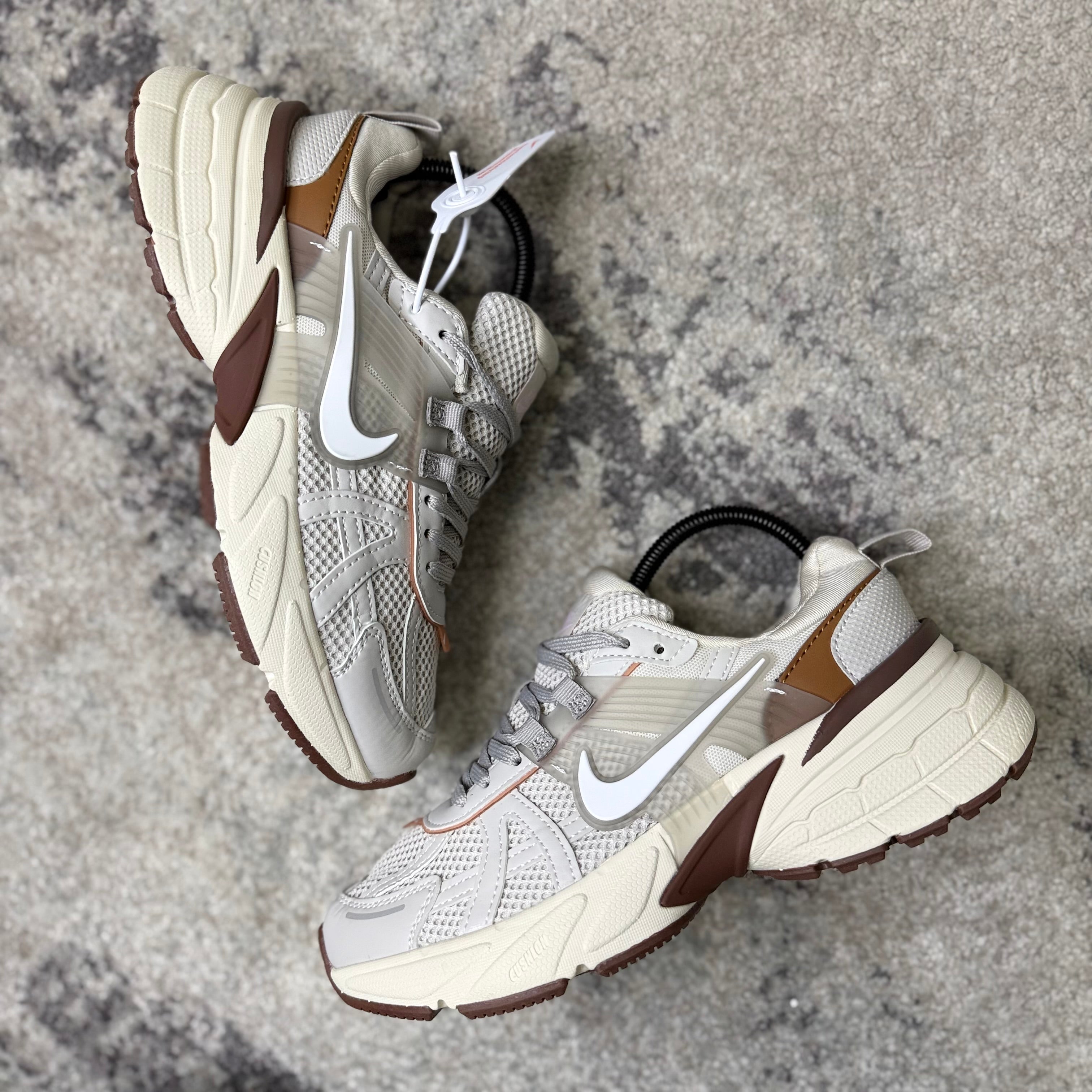 NIKE V2K RUN - BEIGE