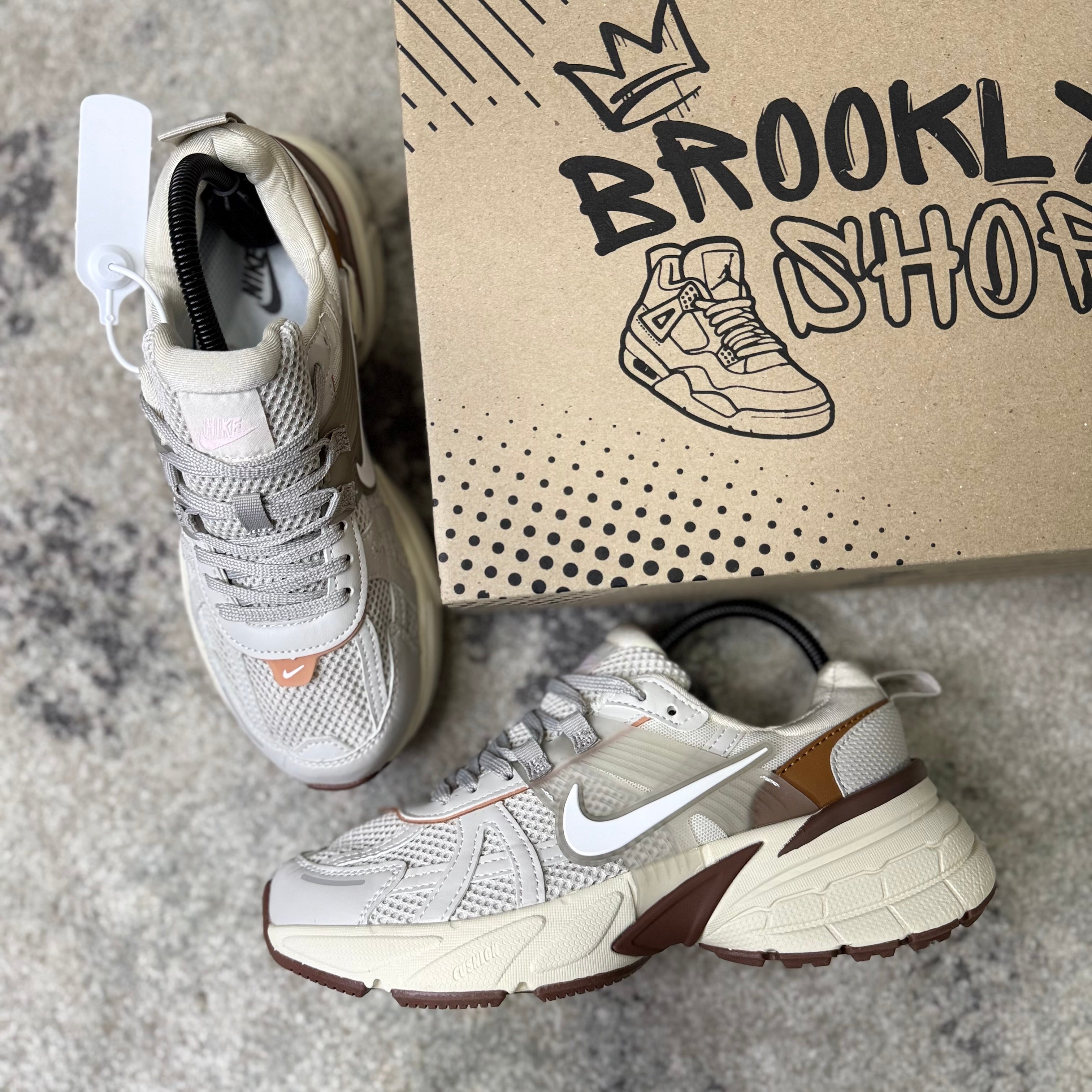 NIKE V2K RUN - BEIGE