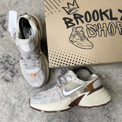 NIKE V2K RUN - BEIGE