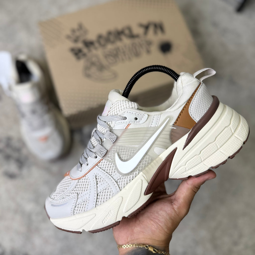 NIKE V2K RUN - BEIGE