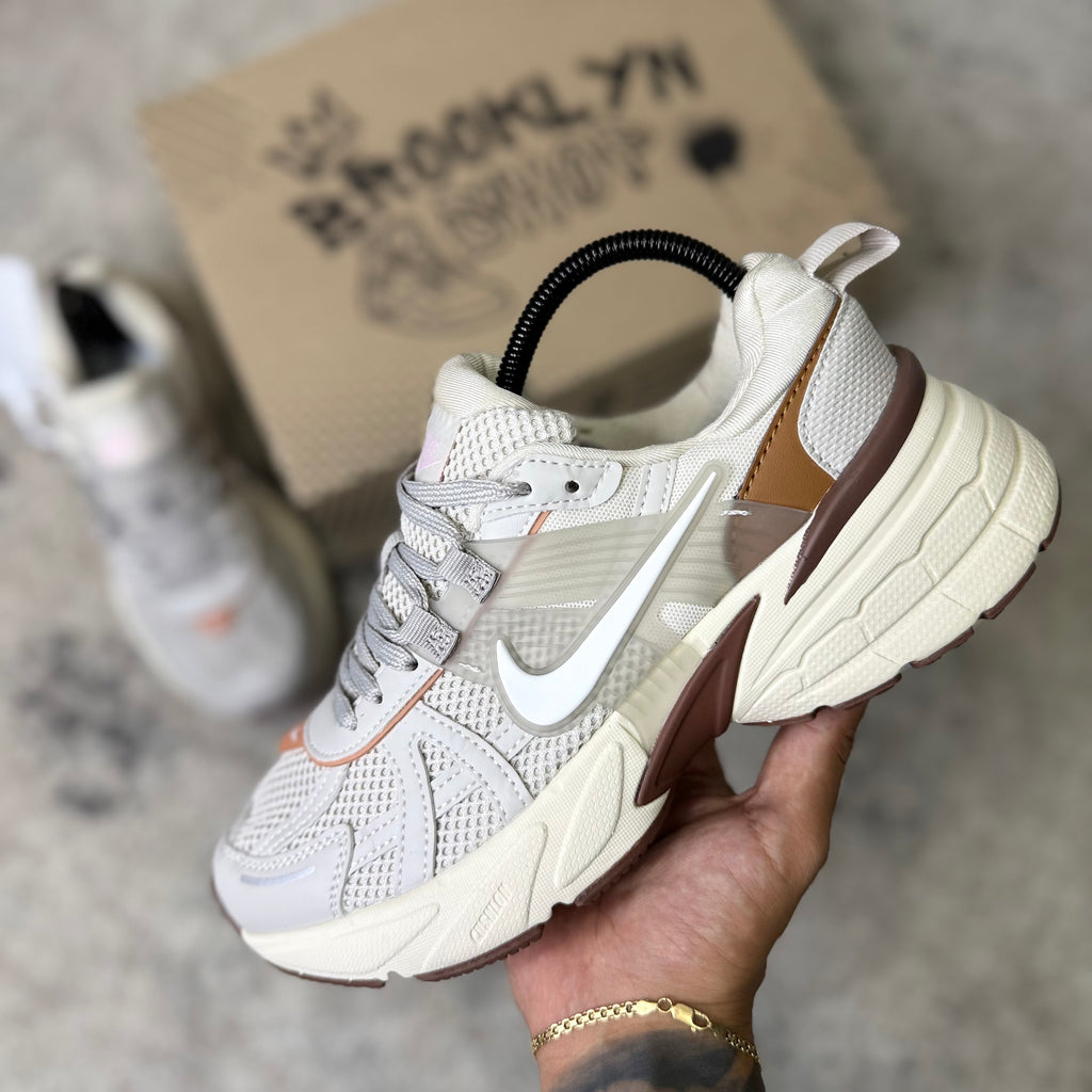NIKE V2K RUN - BEIGE