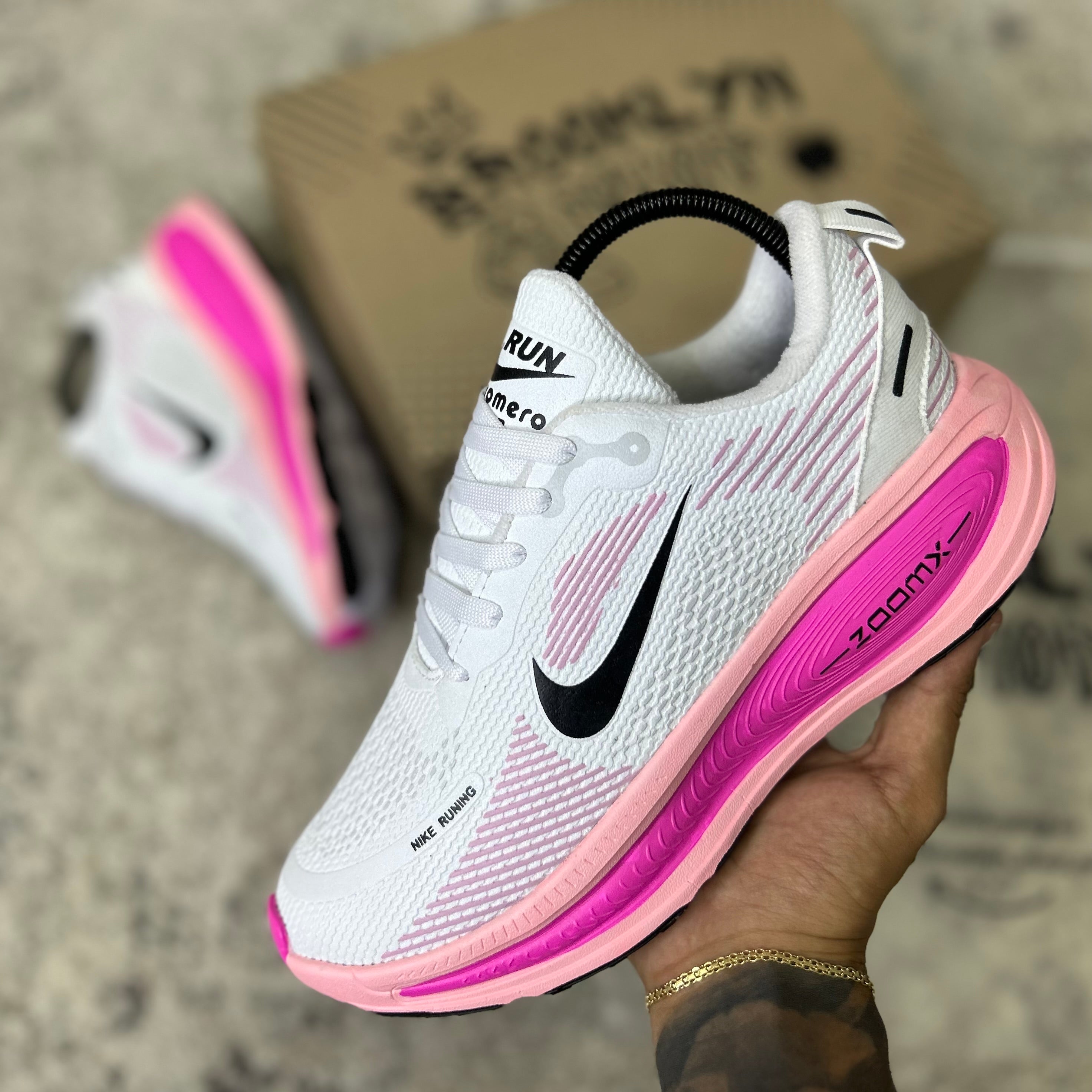 NIKE VOMERO 18 - DAMA