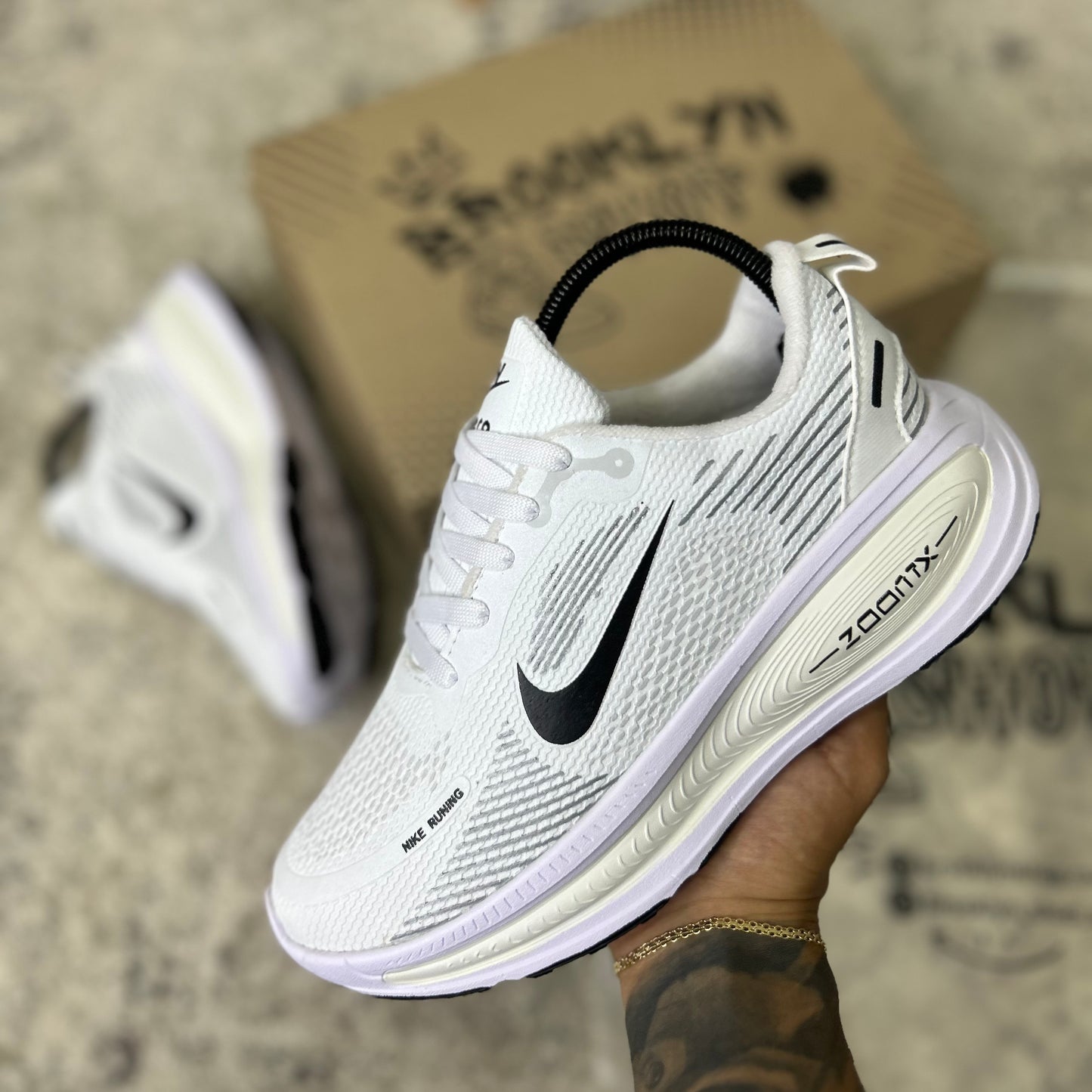 NIKE VOMERO 18 - BLANCO BEIGE