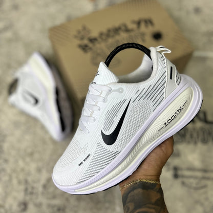 NIKE VOMERO 18 - BLANCO BEIGE
