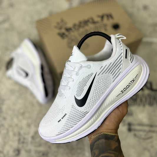 NIKE VOMERO 18 - BLANCO BEIGE