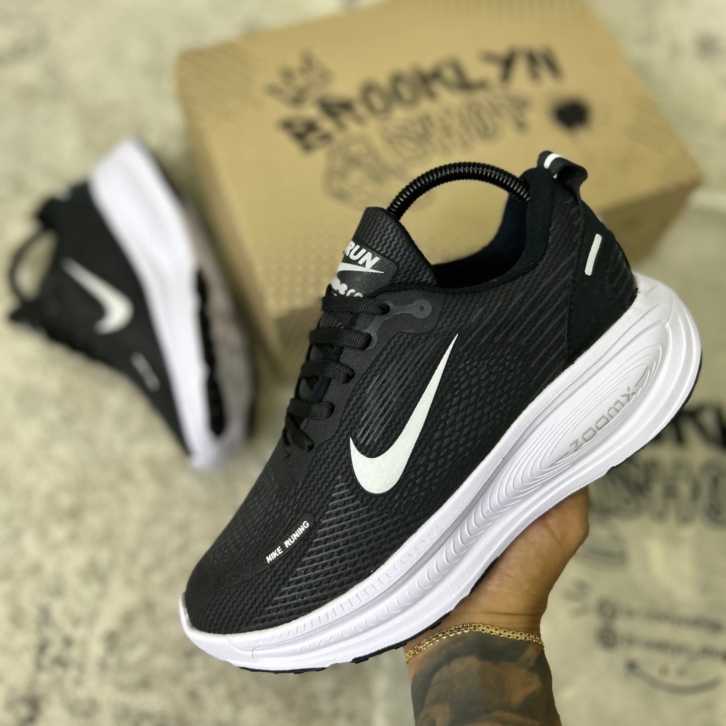 NIKE VOMERO 18 - NEGRO BLANCO