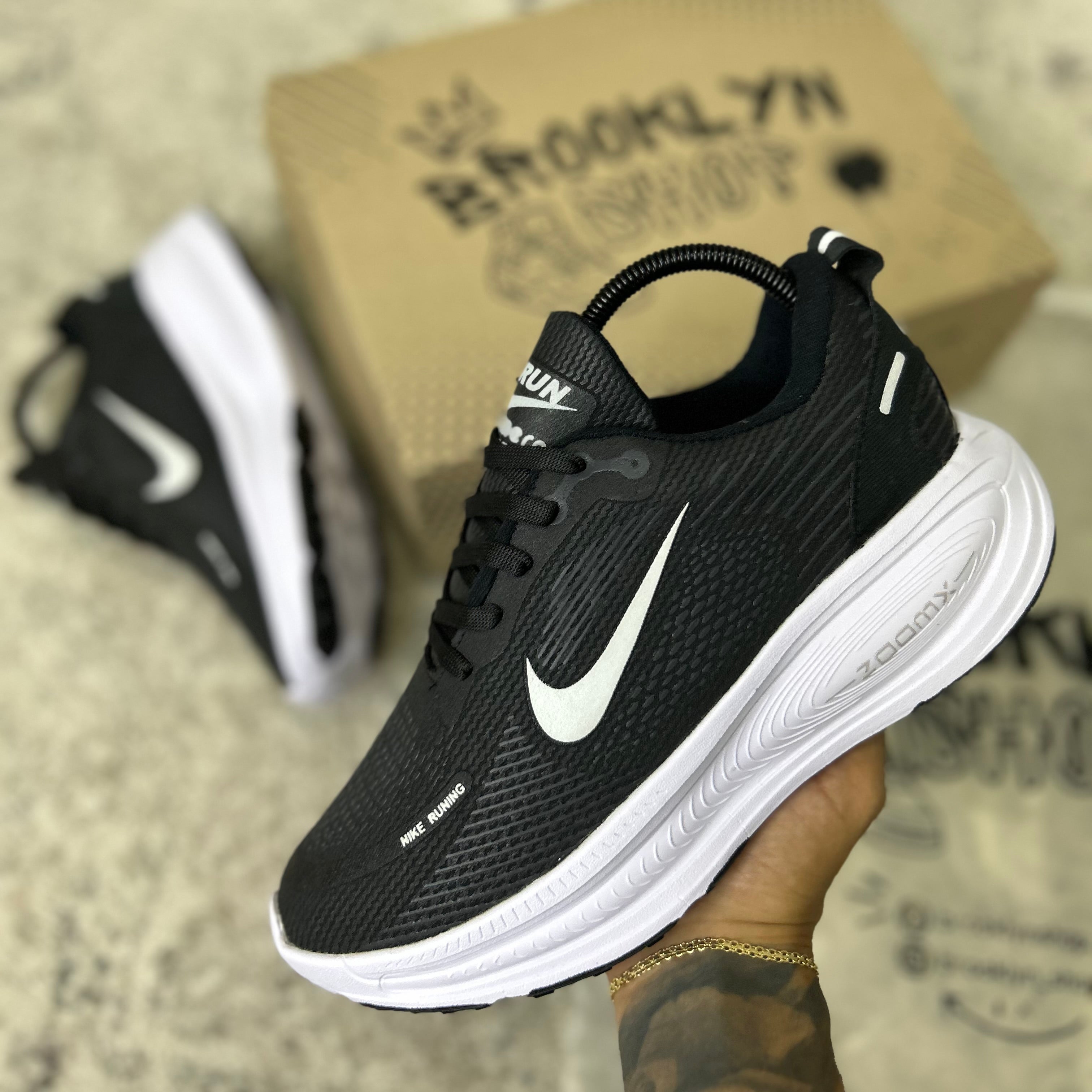 NIKE VOMERO 18 - DAMA